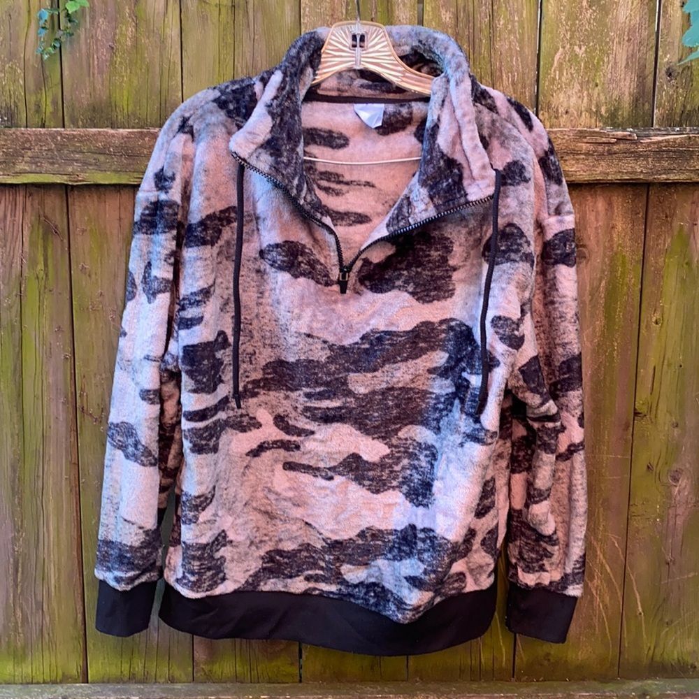 Secret Treasures velour camo hoodie sz. S